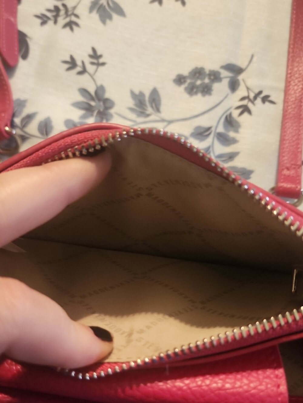 Steve Madden Hot Pink Crossbody Wallet with Gold Hardware - Picture 4 of 6